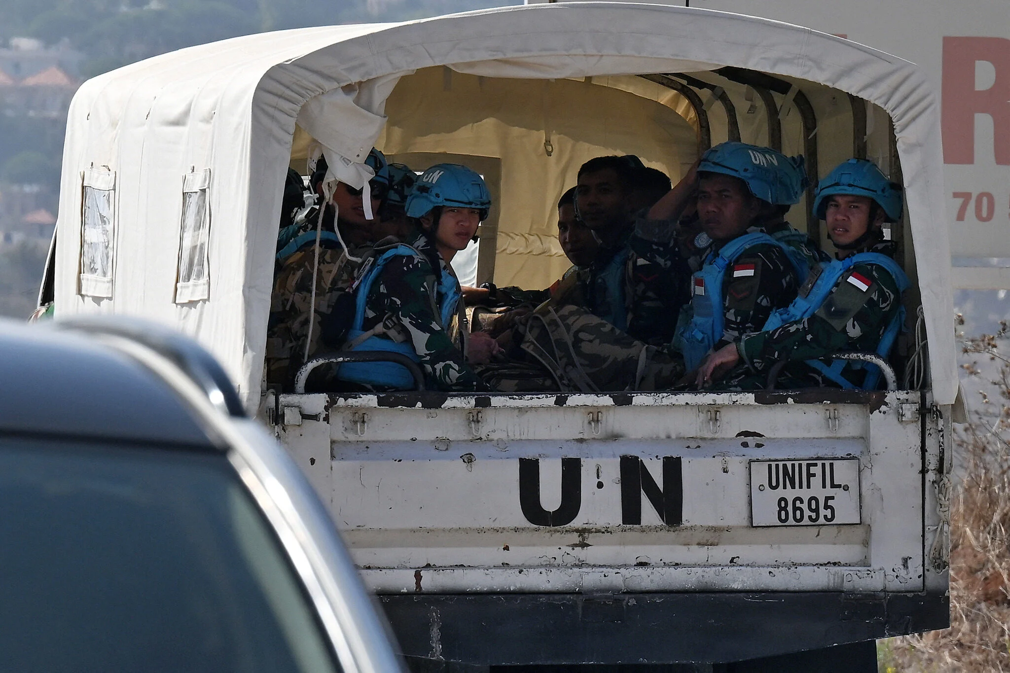 Contingente indonesio de la FPNUL en Ibl al-Saqi Militares indonesios de la FPNUL viajan en un vehículo en Ibl al-Saqi, al sur del Líbano.