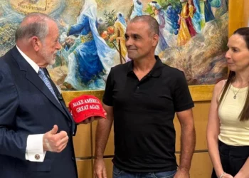 El copiloto omaní que atacó al capitán y presuntamente intentó estrellar un avión de flydubai aparece reducido y atado el 30 de septiembre de 2026.