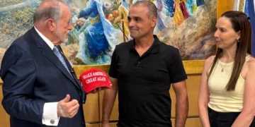 El copiloto omaní que atacó al capitán y presuntamente intentó estrellar un avión de flydubai aparece reducido y atado el 30 de septiembre de 2026.