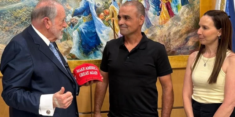 El copiloto omaní que atacó al capitán y presuntamente intentó estrellar un avión de flydubai aparece reducido y atado el 30 de septiembre de 2026.