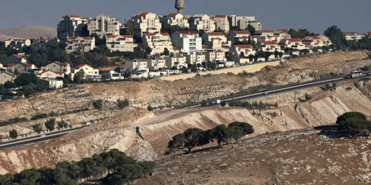 Vehículos circulan por una carretera cerca de Ma’ale Adumim, vistos desde el corredor E1, el 8 de septiembre de 2026.