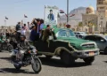 Personas viajan en una camioneta durante el cortejo fúnebre de un oficial hutí en Saná, Yemen, el 17 de octubre de 2026.