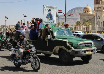 Personas viajan en una camioneta durante el funeral de un oficial hutí en Saná, Yemen, el 17 de octubre de 2026.