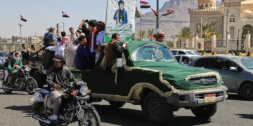 Personas viajan en una camioneta durante el cortejo fúnebre de un oficial hutí en Saná, Yemen, el 17 de octubre de 2026.