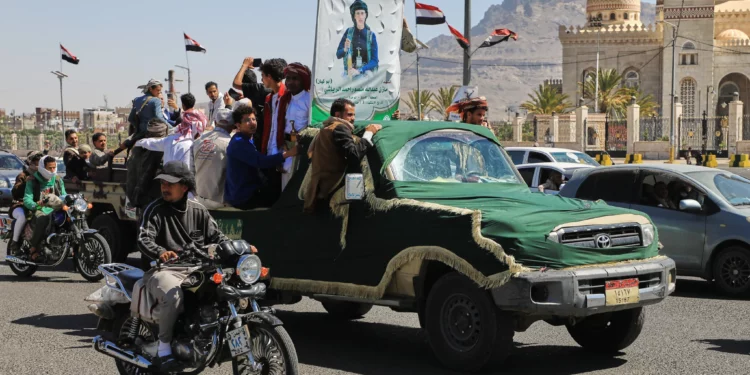 Personas viajan en una camioneta durante el cortejo fúnebre de un oficial hutí en Saná, Yemen, el 17 de octubre de 2026.