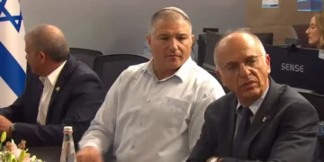 David Zini y Noam Solberg en la Comisión Electoral Central de Israel