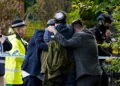 Miembros de la comunidad judía se consuelan tras el atentado mortal del 2 de octubre de 2025 en la sinagoga Heaton Park de Manchester.