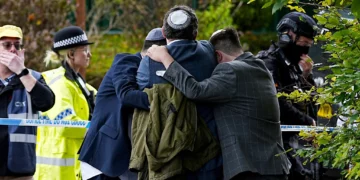 Miembros de la comunidad judía se consuelan tras el atentado mortal del 2 de octubre de 2025 en la sinagoga Heaton Park de Manchester.