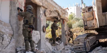 Fuerzas de seguridad israelíes demuelen la casa del terrorista palestino que mató a Netanel Shukrun cerca de Neve Tzuf, el 7 de octubre de 2026.