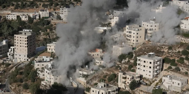 Humo y polvo tras la demolición de dos viviendas por las FDI en Hebrón el 30 de octubre de 2026.