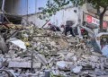 Equipos de seguridad y rescate en el lugar donde se derrumbó un edificio en obras en el centro de Tel Aviv el 14 de octubre de 2026.