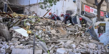 Equipos de seguridad y rescate en el lugar donde se derrumbó un edificio en obras en el centro de Tel Aviv el 14 de octubre de 2026.