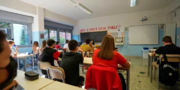 Imagen ilustrativa: docentes y estudiantes en un aula de una escuela secundaria de Roma, el 13 de septiembre de 2021.