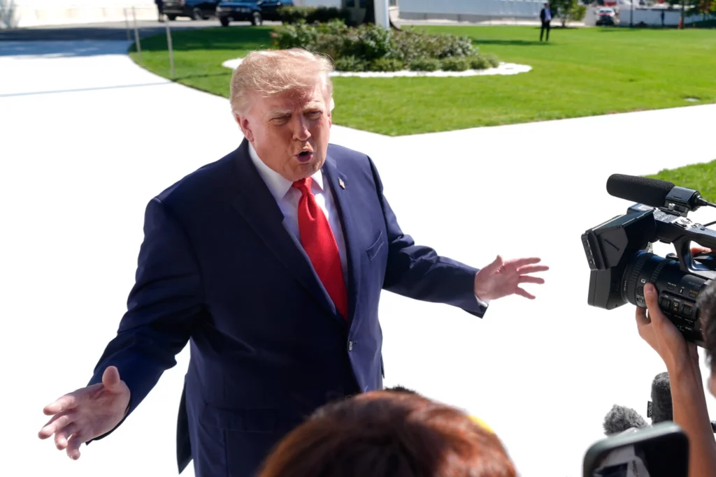 El presidente de Estados Unidos, Donald Trump, habla con periodistas antes de abordar Marine One al salir de la Casa Blanca, el 1 de octubre de 2026, en Washington.