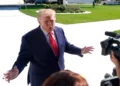 El presidente de Estados Unidos, Donald Trump, habla con periodistas antes de abordar Marine One al salir de la Casa Blanca, el 1 de octubre de 2026, en Washington.