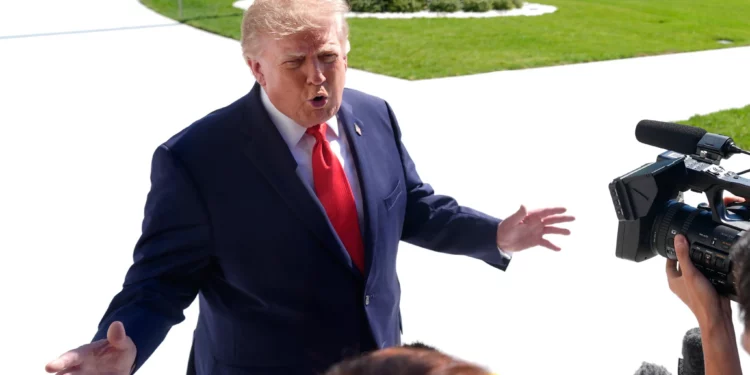 El presidente de Estados Unidos, Donald Trump, habla con periodistas antes de abordar Marine One al salir de la Casa Blanca, el 1 de octubre de 2026, en Washington.