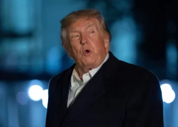 El presidente de Estados Unidos, Donald Trump, habla con periodistas al llegar a la Casa Blanca, en Washington, el 8 de octubre de 2026.