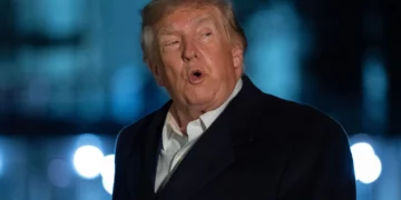 El presidente de Estados Unidos, Donald Trump, habla con periodistas al llegar a la Casa Blanca, en Washington, el 8 de octubre de 2026.