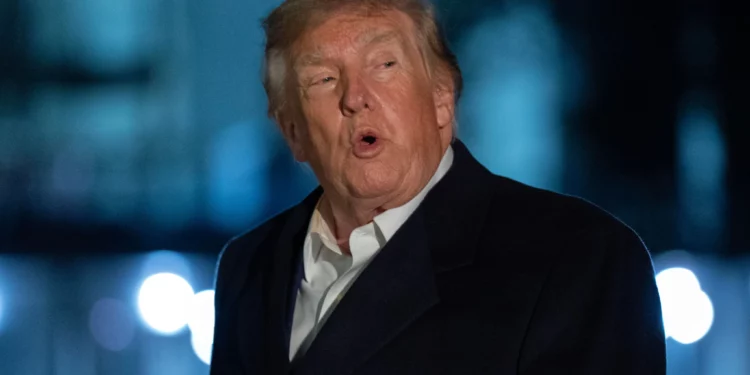 El presidente de Estados Unidos, Donald Trump, habla con periodistas al llegar a la Casa Blanca, en Washington, el 8 de octubre de 2026.