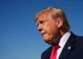 El presidente Donald Trump habla con periodistas antes de abordar el Air Force One en la base conjunta Andrews, Maryland, el 25 de octubre de 2026.