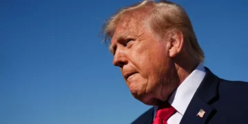 El presidente Donald Trump habla con periodistas antes de abordar el Air Force One en la base conjunta Andrews, Maryland, el 25 de octubre de 2026.