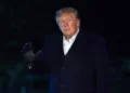 El presidente Donald Trump saluda a los periodistas en el jardín sur de la Casa Blanca, en Washington, el 8 de octubre de 2026.