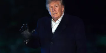 El presidente Donald Trump saluda a los periodistas en el jardín sur de la Casa Blanca, en Washington, el 8 de octubre de 2026.