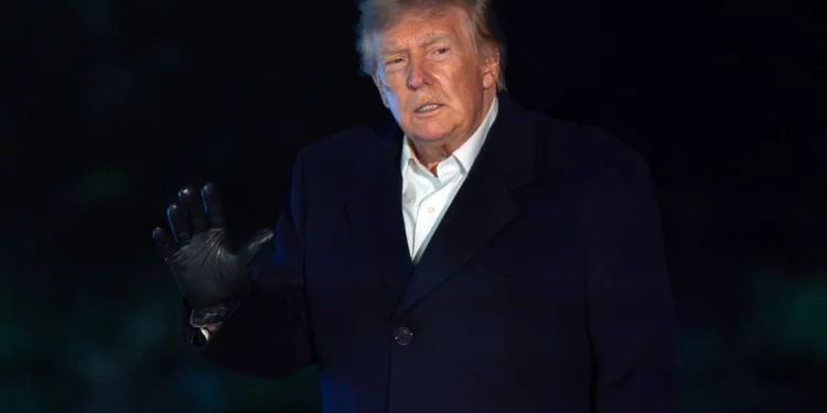 El presidente Donald Trump saluda a los periodistas en el jardín sur de la Casa Blanca, en Washington, el 8 de octubre de 2026.