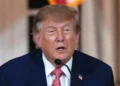 El presidente estadounidense Donald Trump habla durante una cena en su club Mar-a-Lago, en Palm Beach, Florida, el 17 de octubre de 2026.