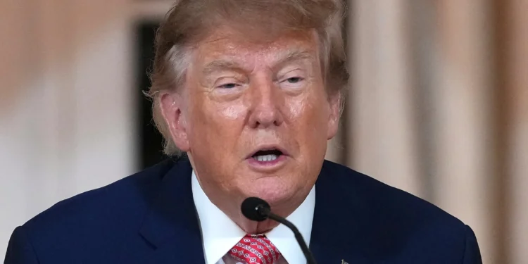 El presidente estadounidense Donald Trump habla durante una cena en su club Mar-a-Lago, en Palm Beach, Florida, el 17 de octubre de 2026.