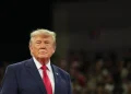 Donald Trump llega a un acto de campaña en el Alico Arena de la Universidad de la Costa del Golfo de Florida, el 23 de octubre de 2026, en Fort Myers, Florida.