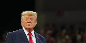 Donald Trump llega a un acto de campaña en el Alico Arena de la Universidad de la Costa del Golfo de Florida, el 23 de octubre de 2026, en Fort Myers, Florida.