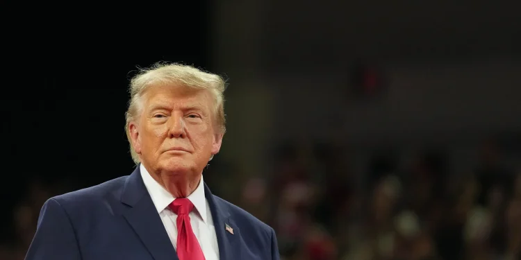 Donald Trump llega a un acto de campaña en el Alico Arena de la Universidad de la Costa del Golfo de Florida, el 23 de octubre de 2026, en Fort Myers, Florida.