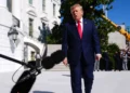 El presidente de Estados Unidos, Donald Trump, habla con periodistas antes de abordar Marine One en la Casa Blanca el 7 de octubre de 2026.