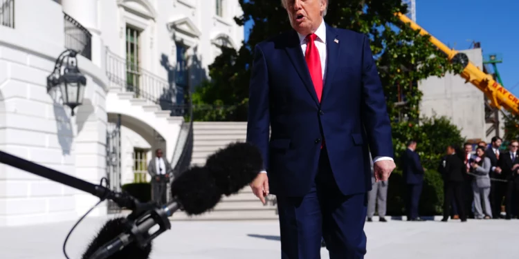El presidente de Estados Unidos, Donald Trump, habla con periodistas antes de abordar Marine One en la Casa Blanca el 7 de octubre de 2026.