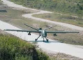 Dron Mojave de General Atomics durante pruebas de despegue y aterrizaje sobre un camino militar sin pavimentar en Corea del Sur.
