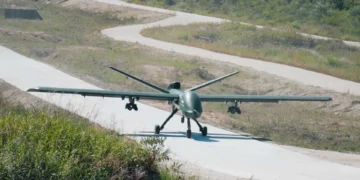 Dron Mojave de General Atomics durante pruebas de despegue y aterrizaje sobre un camino militar sin pavimentar en Corea del Sur.