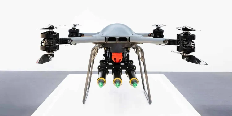Dron TRV-150 equipado con un lanzador triple para cohetes APKWS