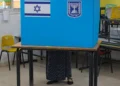 Una electora deposita su voto en un centro de votación de Rahat, el 27 de octubre de 2026.