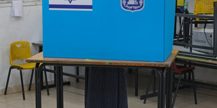 Una electora deposita su voto en un centro de votación de Rahat, el 27 de octubre de 2026.