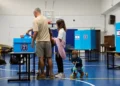 Electores votan en un colegio electoral de Jerusalén durante las elecciones generales de Israel del 27 de octubre de 2026