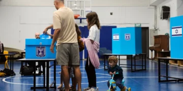 Electores votan en un colegio electoral de Jerusalén durante las elecciones generales de Israel del 27 de octubre de 2026