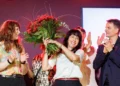 Elif Eralp, principal candidata de Die Linke, celebra los sondeos a pie de urna tras las elecciones regionales de Berlín, el 20 de septiembre de 2026.