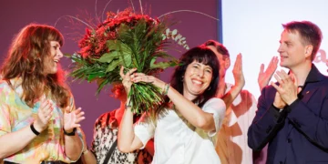 Elif Eralp, principal candidata de Die Linke, celebra los sondeos a pie de urna tras las elecciones regionales de Berlín, el 20 de septiembre de 2026.