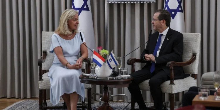 La embajadora neerlandesa Stella Ronner-Grubacic entrega sus cartas credenciales al presidente Isaac Herzog en Jerusalén, el 26 de octubre de 2026.