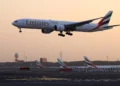 Un avión de Emirates Airlines aterriza en el Aeropuerto Internacional de Dubái el 17 de octubre de 2023.
