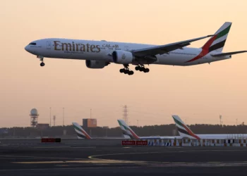 Un avión de Emirates Airlines aterriza en el Aeropuerto Internacional de Dubái el 17 de octubre de 2023.