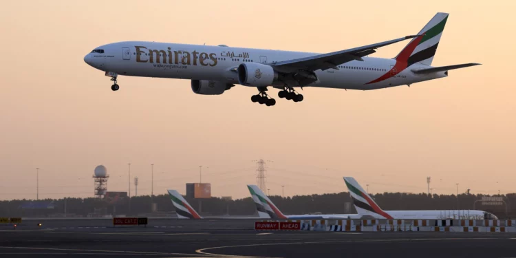 Un avión de Emirates Airlines aterriza en el Aeropuerto Internacional de Dubái el 17 de octubre de 2023.