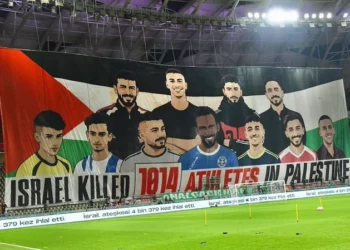 Recep Tayyip Erdogan en las gradas durante el partido en Konya