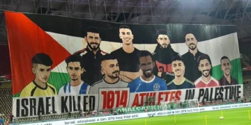 Recep Tayyip Erdogan en las gradas durante el partido en Konya